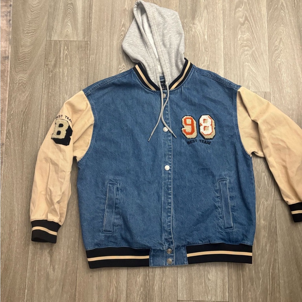 Jacket modern style It doesn't have a clasp but it can be used like that.